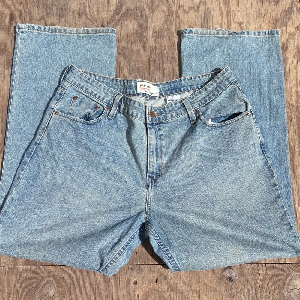 Vintage Levi’s Signature Mid Rise Bootcut Jeans !